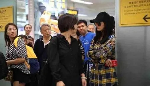 杨幂被赶出机场,大家怎么看?