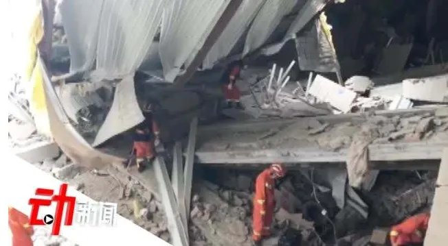 哈尔滨一仓库坍塌至少7人被困，事故原因是什么？