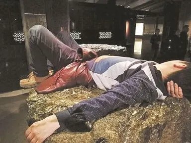 如何看待男子躺三星堆博物馆展品？