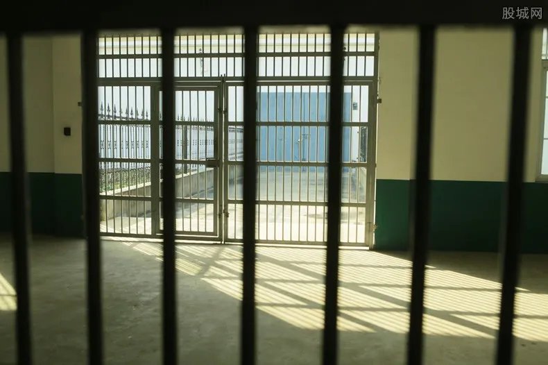 男子隐瞒活动轨迹致4人确诊获刑1年 肠子都悔青了
