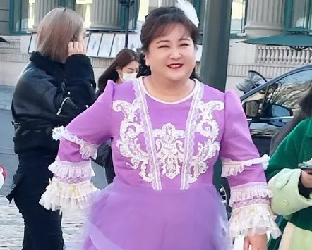 贾玲穿紫色公主裙录综艺被偶遇,你觉得她这个造型怎么样?