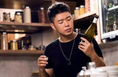 杜海涛背三万多的包包,他是凭什么背的起这么贵的包包?