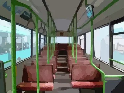 公交车撞树翻沟 乘坐公共交通时应注意安全