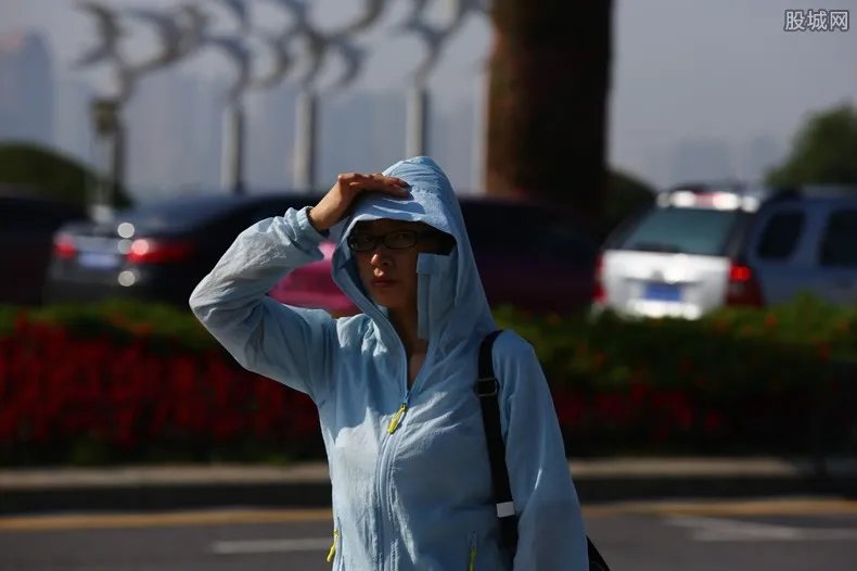 又到了广东人乱穿衣的季节 冷空气来袭记得穿多件衣服！