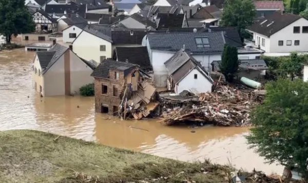 河南巩义洪水致7层住宅楼倒塌,现场是否有人员伤亡的情况?