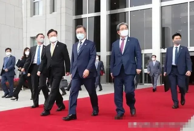 文在寅被扔鞋：为什么不是鸡蛋？