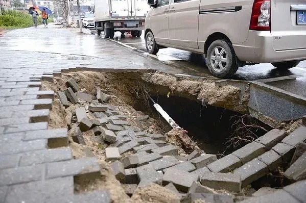 重庆武隆人行道垮塌行人掉入坑中,掉入塌陷坑如何求生?
