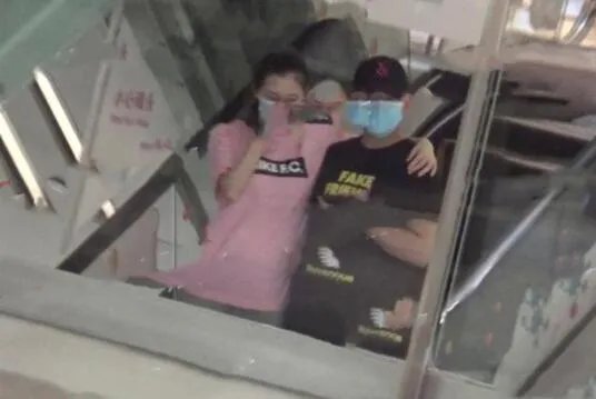 郑恺苗苗现身妇产医院 奉子成婚遭实锤?