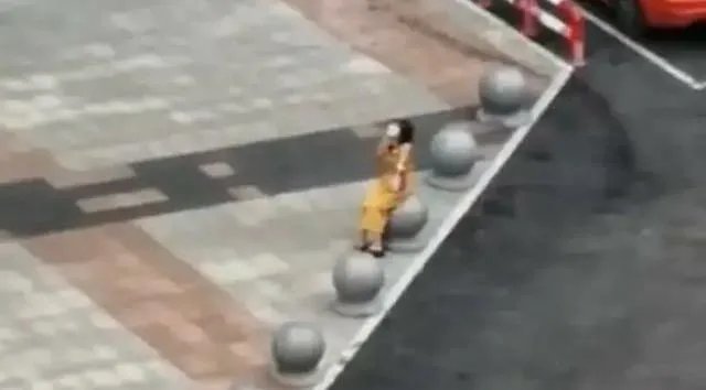 北京一女子在商场吃饭时被通知核酸检测阳性崩溃大哭值得同情吗?