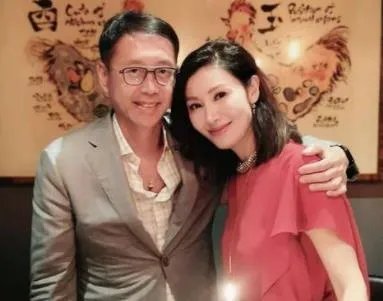 李嘉欣与老公合影,李嘉欣老公比她大几岁