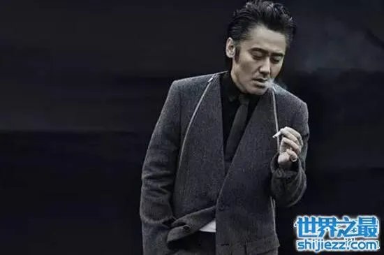 吴秀波娇妻曝光,51岁娇妻尚洁肤白貌美