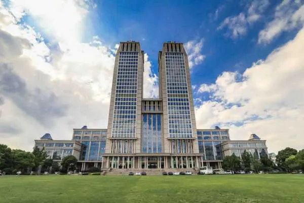 俞敏洪建议读大学去大城市,你认为他的建议对吗?