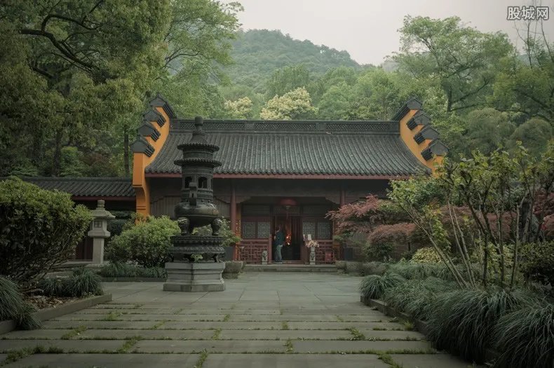 揭秘寺庙生意经：交费即可供奉牌位 无需审核程序