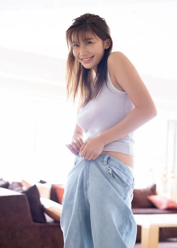 纤细腰枝却有惊人上围！日本人气美女小仓优香美图！