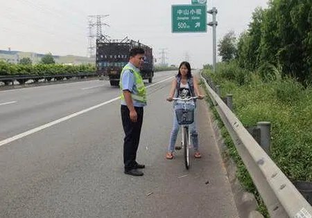 男女并排逆行骑车，说明什么问题？