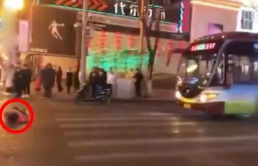 女子翻滚车底碰瓷详情真相：这样碰瓷令人无奈（各种碰瓷）