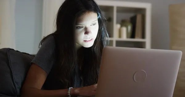 《95后夜猫子报告》出炉，晚上熬夜除了变穷，还会变胖！