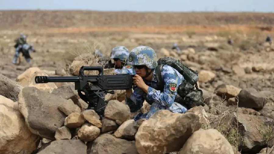 吉布提基地官兵外出全装训练场景是怎样的?
