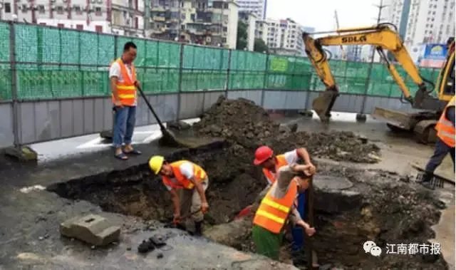 南昌市民等绿灯时,路面塌陷掉了下去,怎么看?
