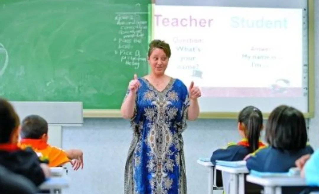 学生考满分老师亲自为他喂饭,你对这件事有何看法?
