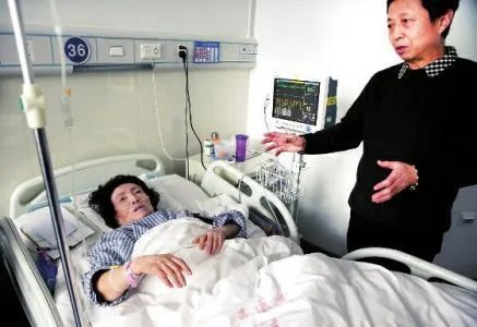 哪个歌唱家被撞骨折？