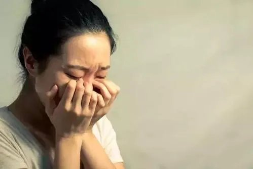 丈夫拒绝被查手机妻子开车撞，事情的原委是怎样的？