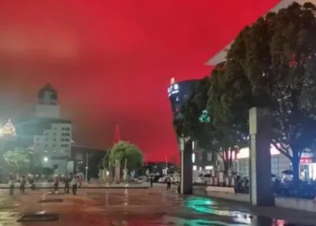 福州街头现漫天红光,这是如何形成的?