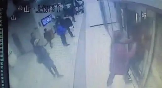 夫妻拦屏蔽门被拘什么情况:事件真相经过令人震惊