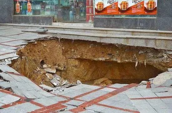 重庆武隆人行道垮塌行人掉入坑中，掉入塌陷坑如何求生？