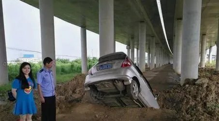 开导航驾车进水沟是怎么回事?