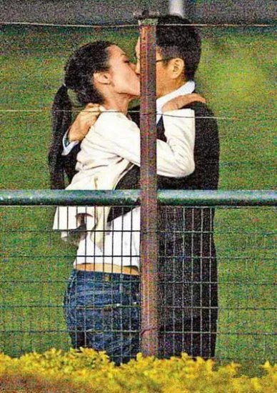 李嘉欣与夫窗前激战被拍曝光 五天如胶似漆甜蜜行