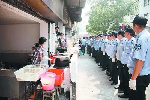警方通报城管追打女商贩被砍伤,此事的原委是什么?
