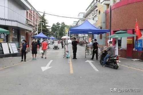 北京一女子在商场吃饭时被通知核酸检测阳性崩溃大哭值得同情吗?