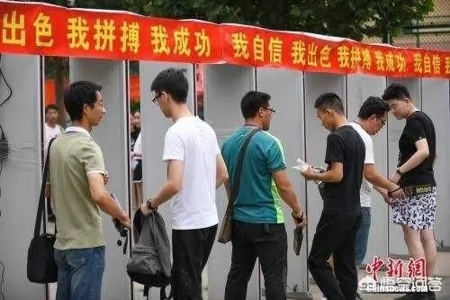武汉双胞胎姐妹错拿对方准考证而又不在同一考场，交警帮助姐妹换证，对此你怎么看？