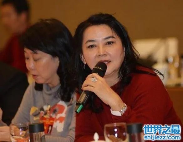 胡慧中近照曝光身材完全走样,曾经的霸王花完全消失