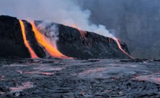 在喷发的火山旁边烤香肠,这种行为究竟有多危险?