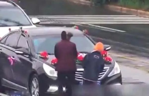 关于河南大爷大妈国庆组团拦婚车一事,你有何看法?