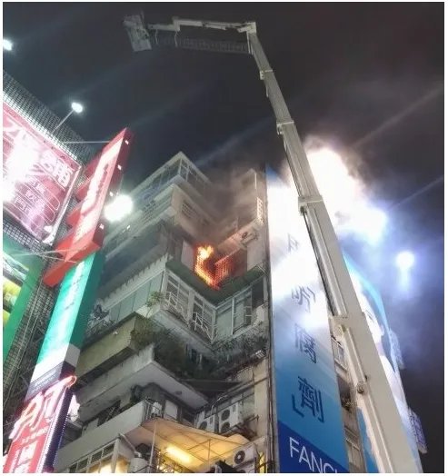 台北东区大楼着火 暂无人员伤亡