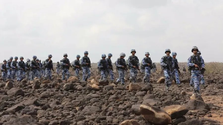 吉布提基地官兵外出全装训练场景是怎样的?