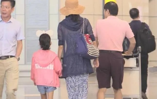 韩雪一家三口同框:想不到女儿都这么大了(图)