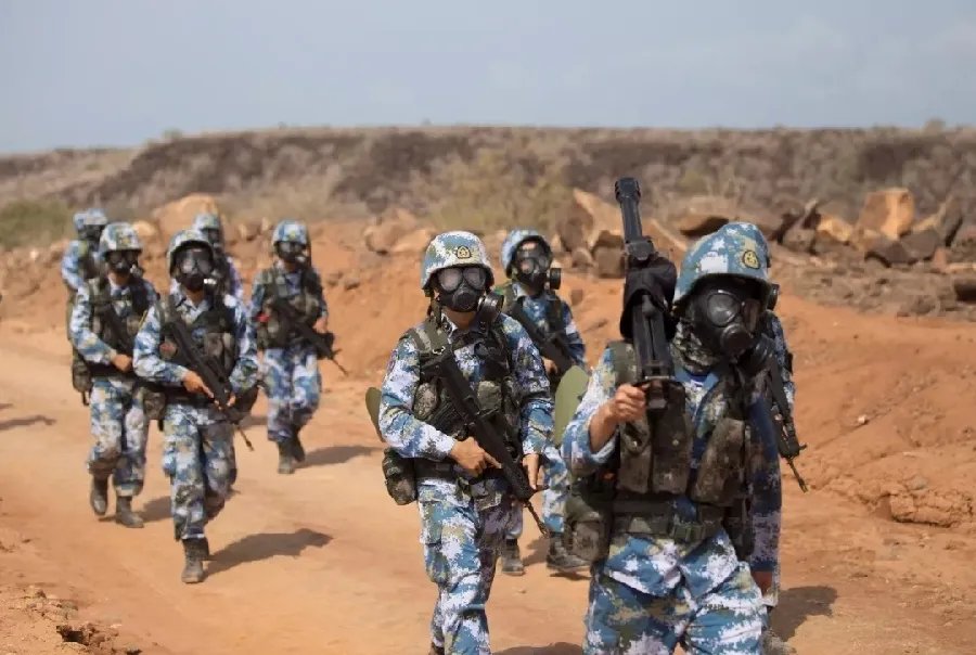 吉布提基地官兵外出全装训练场景是怎样的?