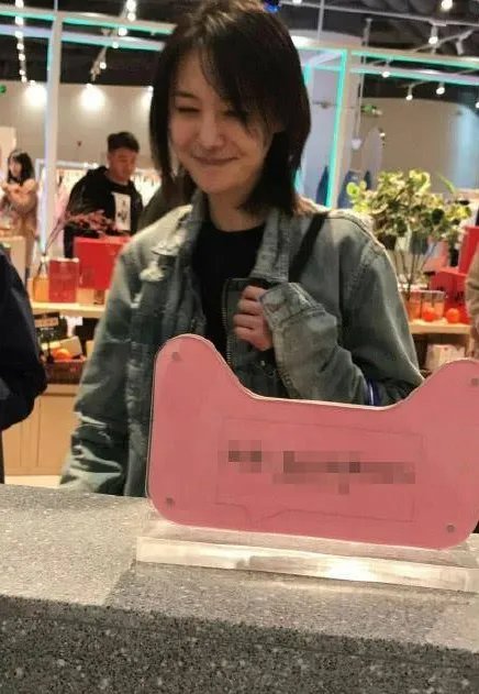 郑爽单独逛街扫货买了什么东西?
