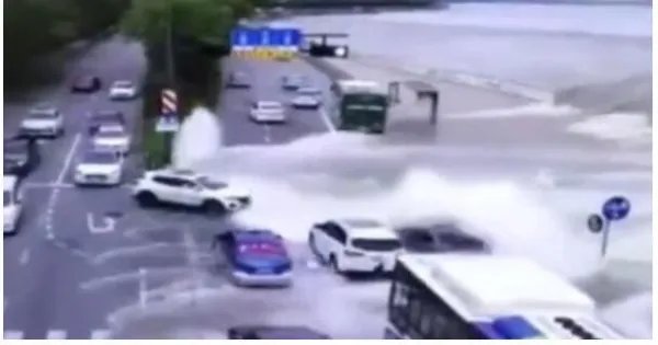 钱塘江潮水冲跑车辆，现场具体是什么情况？