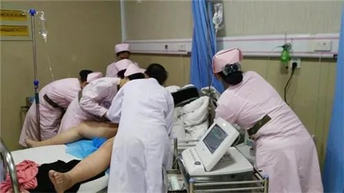 医生报警抢救孕妇 孕妇命悬一线,丈夫拒绝手术还大骂医生