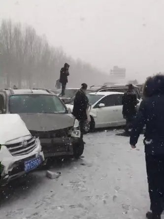 哈伊高速多车相撞是怎么回事?