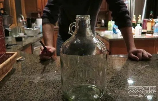 男子向烟瓶倒酒精 下一幕太神奇了