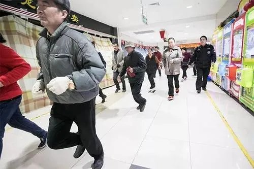 超市促销大妈爬上货架哄抢,超市经常会出现这种情况吗?