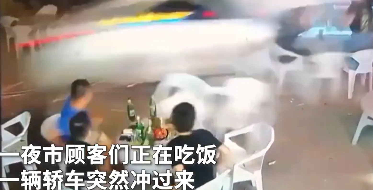 小车冲过夜市撞飞数人现场的具体情况如何?