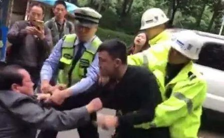 为什么交通辅警与市民对骂？