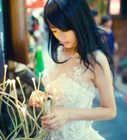 2012CJ雅典娜女神李玲走红 爆乳装露底裤抢镜